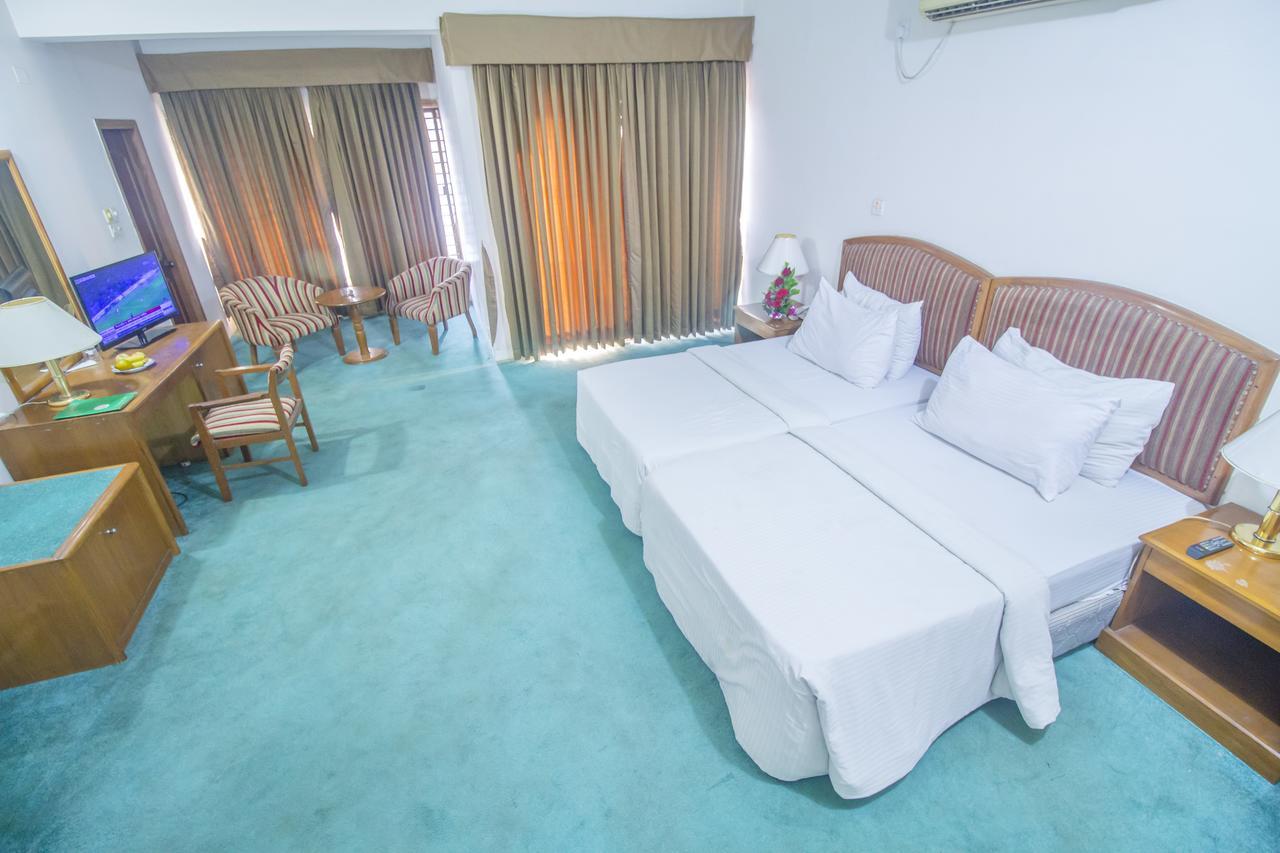 Hotel Swiss Park Dhaka Buitenkant foto